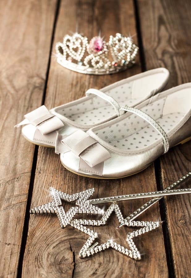 小女孩舞会或派对服装，搭配银色芭蕾舞鞋 库存照片