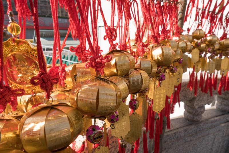 小组与问候词或幸运的词的金铃在黄大仙祠旅客 免版税库存图片 小组与问候词或幸运的词的金铃在黄大仙祠旅客 免版税库存图片