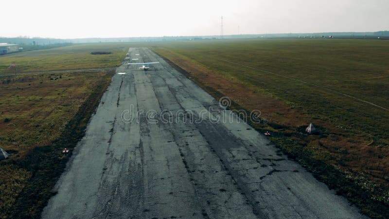 小飞机正沿着跑道飞行