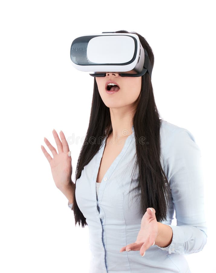 少妇使用在白色背景的VR耳机 库存图片