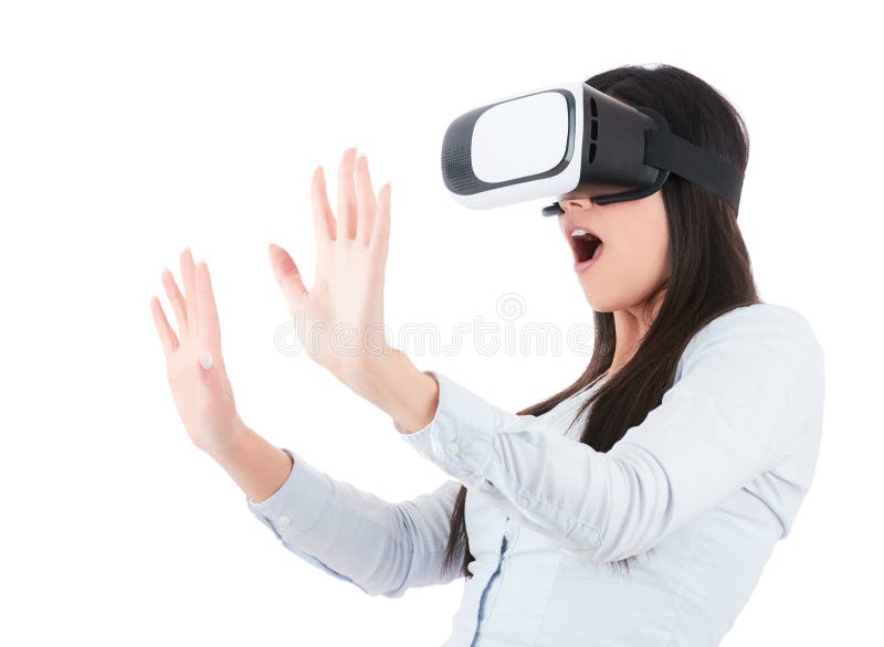 年轻女子正在使用白色背景下的VR头显 库存图片