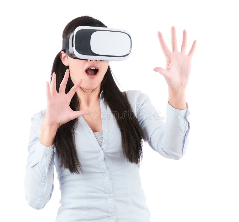 少妇使用在白色背景的VR耳机 免版税库存图片