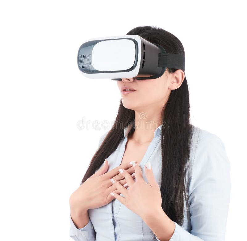 少妇使用在白色背景的VR耳机 免版税图库摄影