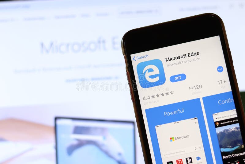 屏幕上带有Microsoft Edge图标的电话,与笔记本电脑上模糊网站的特写 美国加利福尼亚州洛杉矶 — 二零一九年十一月三十日 免版税图库摄影 屏幕上带有Microsoft Edge图标的电话,与笔记本电脑上模糊网站的特写 美国加利福尼亚州洛杉矶 — 二零一九年十一月三十日 免版税图库摄影