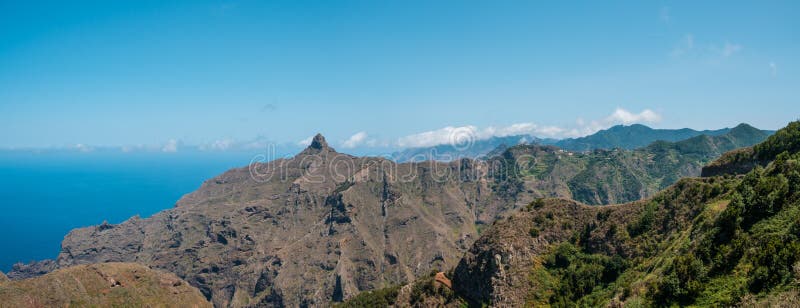 山土坎风景全景、天空蔚蓝和海景,阿那 免版税库存图片 山土坎风景全景、天空蔚蓝和海景,阿那 免版税库存图片