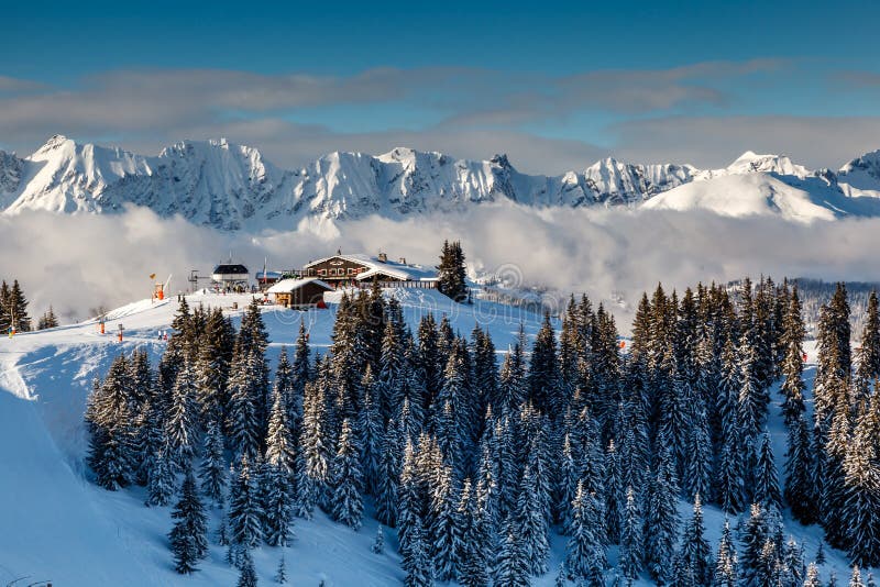 山峰的滑雪餐馆在Megeve附近在法国阿尔卑斯