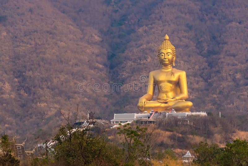 山顶大佛考翁法赞寺,供泰国人和旅客游览 库存图片 山顶大佛考翁法赞寺,供泰国人和旅客游览 库存图片