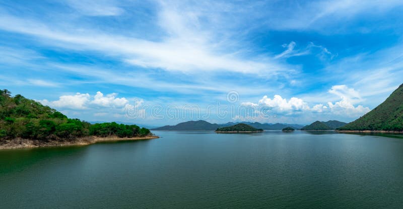 山风景与美丽的天空蔚蓝和白色云彩的在Kaeng Krachan水坝在泰国 Kaengkrachan美丽的景色 库存照片 山风景与美丽的天空蔚蓝和白色云彩的在Kaeng Krachan水坝在泰国 Kaengkrachan美丽的景色 库存照片