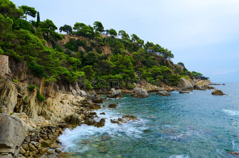 岩石海岸和海，略雷特德马尔，肋前缘Brava，西班牙美丽的景色 免版税库存图片
