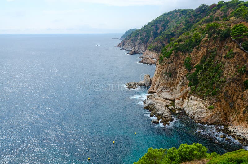 岩石海岸，托萨德马尔，布拉瓦海岸，西班牙美丽的景色 图库摄影