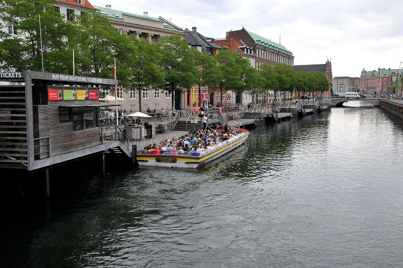 巡航在运河游览哥本哈根丹麦的游船