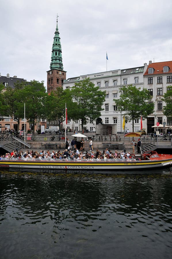 巡航在运河游览哥本哈根丹麦的游船