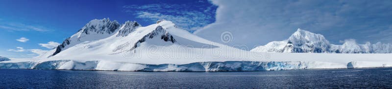 巡航通过有积雪的山的Neumayer渠道在南极洲 免版税库存图片
