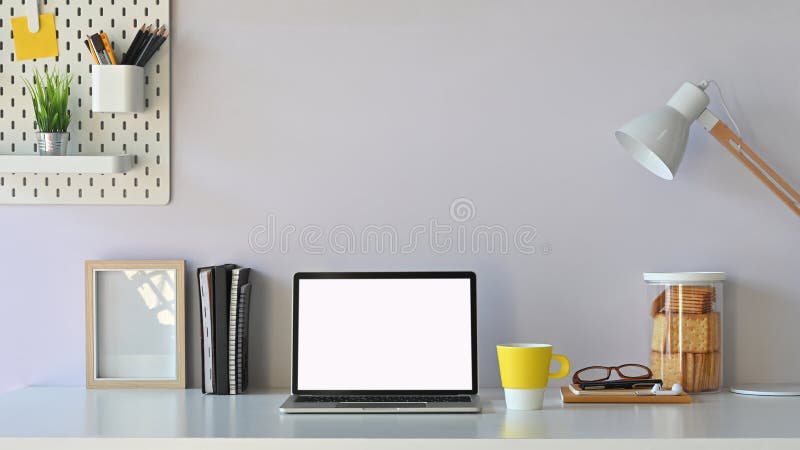 工作区空白屏幕计算机和办公设备位于桌面上 现代办公桌概念
