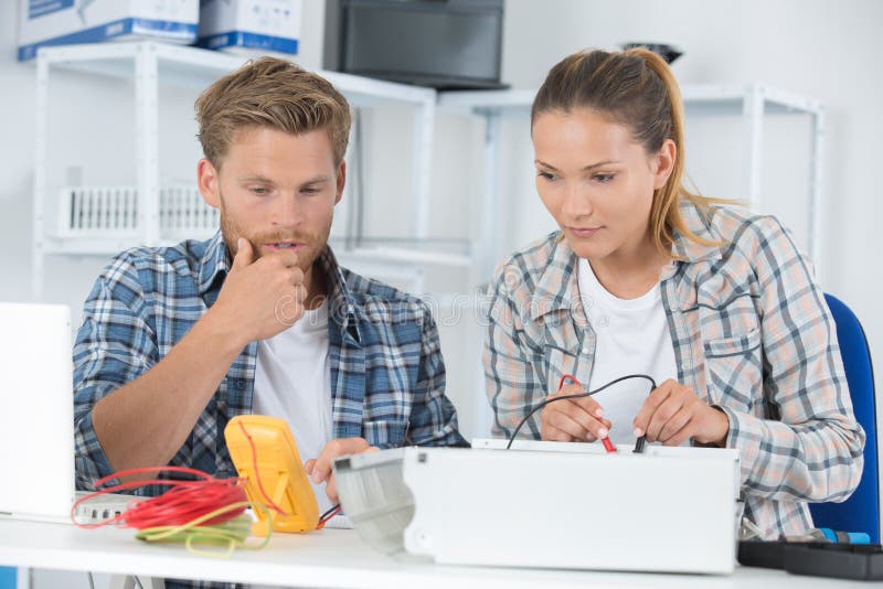 工程专业的学生在实验室工作 免版税图库摄影