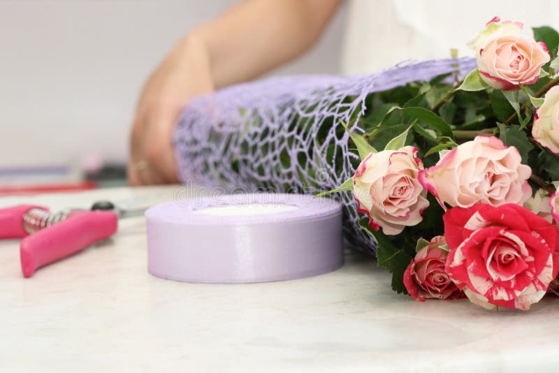 工作在花店的卖花人女孩 新鲜的春天花软的树荫,包裹在装饰纸 Floristry?? 库存照片 工作在花店的卖花人女孩 新鲜的春天花软的树荫,包裹在装饰纸 Floristry?? 库存照片