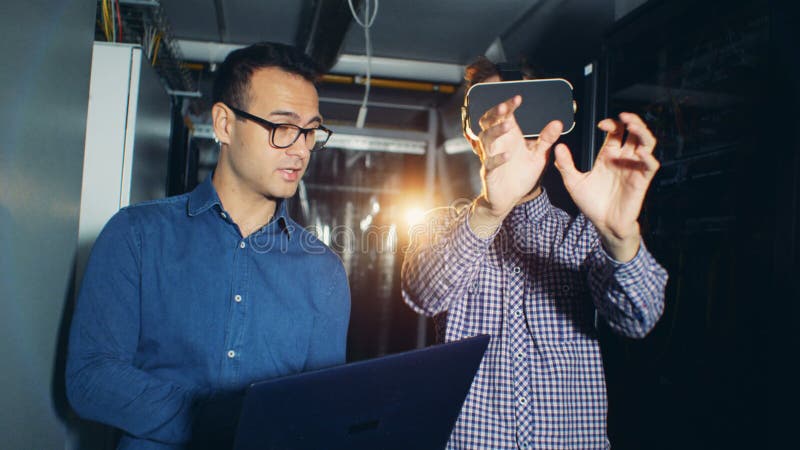 工作者使用VR玻璃在数据中心，关闭