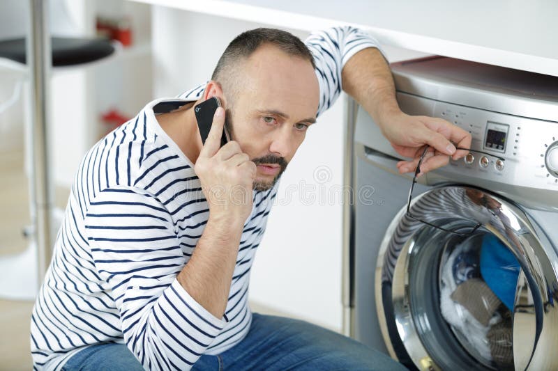 工程师或技术人员通过电话 免版税图库摄影