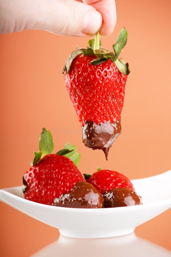 巧克力蘸的熔化的草莓