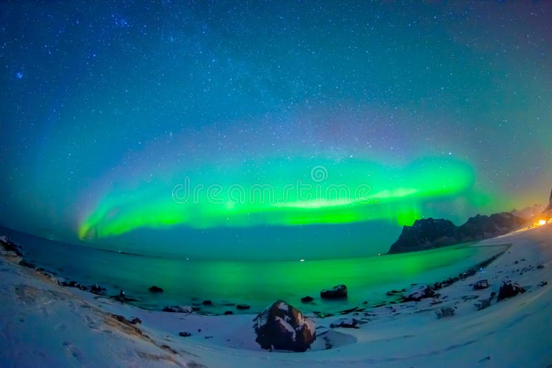 巨型的多彩多姿的充满活力的极光Borealis,极光北极星的美好的图片,也知道作为在的北极光 免版税库存图片 巨型的多彩多姿的充满活力的极光Borealis,极光北极星的美好的图片,也知道作为在的北极光 免版税库存图片
