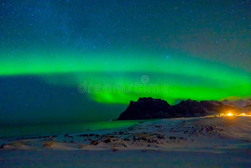 巨型的绿色充满活力的极光Borealis的美好的图片,也知道作为在夜空的北极光在Lofoten 免版税库存照片 巨型的绿色充满活力的极光Borealis的美好的图片,也知道作为在夜空的北极光在Lofoten 免版税库存照片
