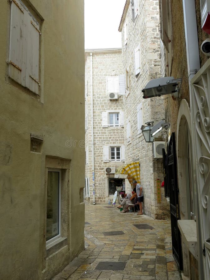 蒙特内哥罗布德瓦 – 2014年7月23日 穿过迷人的鹅卵石街道，历史悠久的 Mediterranean 小镇 库存图片