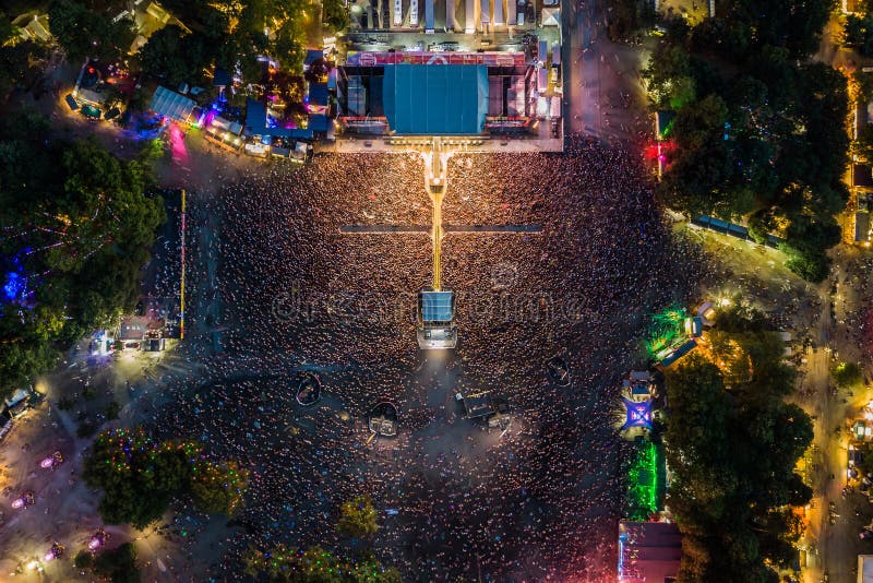 布达佩斯,匈牙利- 2018年8月12日:巨型的人群在Sziget节日主要阶段2018年 免版税库存图片 布达佩斯,匈牙利- 2018年8月12日:巨型的人群在Sziget节日主要阶段2018年 免版税库存图片