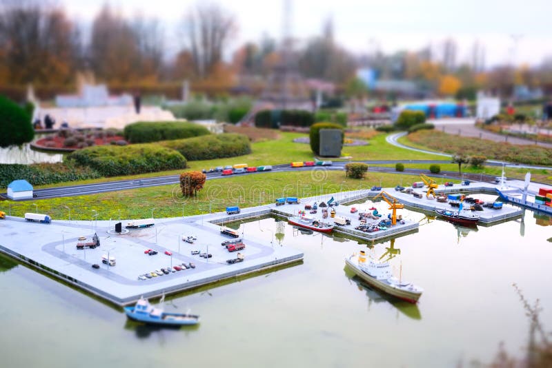 布鲁塞尔的迷你欧洲，首都和小型建筑的倾斜式全景 库存照片