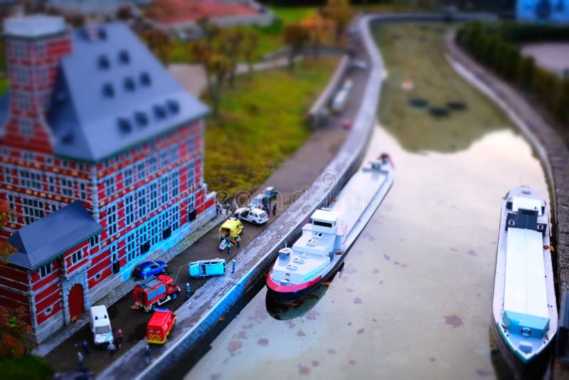 布鲁塞尔的迷你欧洲，首都和小型建筑的倾斜式全景 免版税库存图片