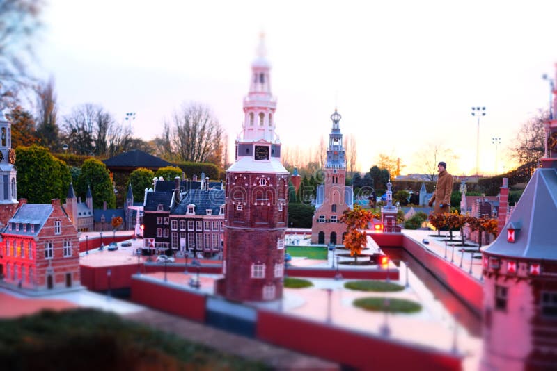 布鲁塞尔的迷你欧洲，首都和小型建筑的倾斜式全景 免版税库存照片