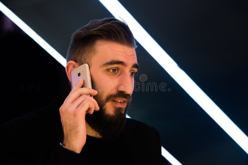 帅哥在关于激发的某事的电话谈话 免版税库存照片 帅哥在关于激发的某事的电话谈话 免版税库存照片