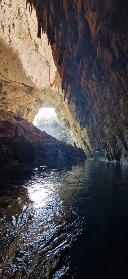 希腊凯法洛尼亚岛上的梅利萨尼湖洞穴 库存图片