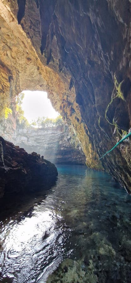 希腊凯法洛尼亚岛上的梅利萨尼湖洞穴 免版税库存图片
