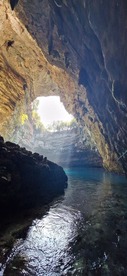 希腊凯法洛尼亚岛上的梅利萨尼湖洞穴 免版税库存图片