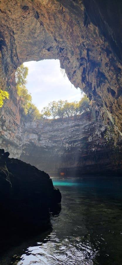希腊凯法洛尼亚岛上的梅利萨尼湖洞穴 免版税图库摄影