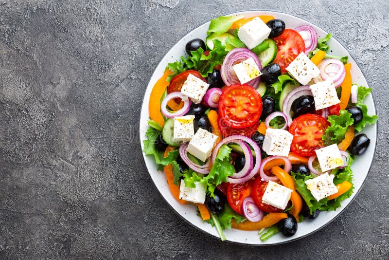 希腊沙拉 新鲜蔬菜沙拉用蕃茄、葱、黄瓜、胡椒、橄榄、莴苣和希腊白软干酪 希腊沙拉