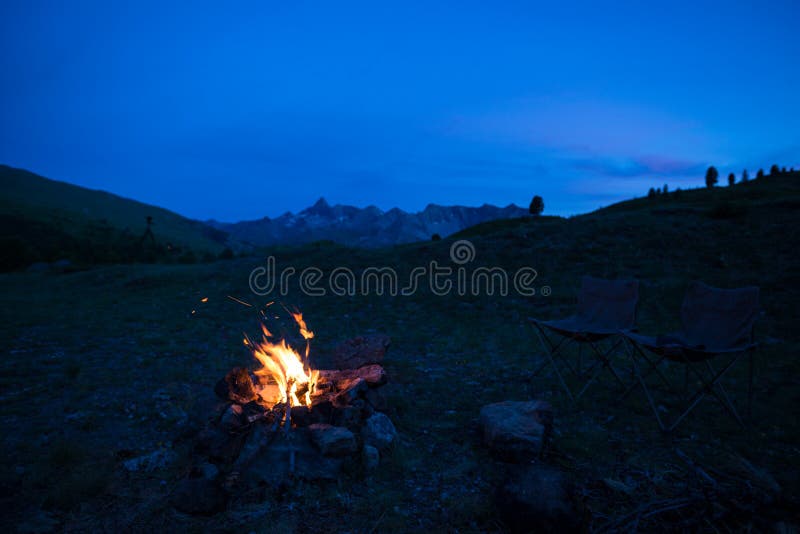 帐篷和灼烧的阵营火在黄昏在山 夏天冒险和探险在阿尔卑斯 在火,颜色的选择聚焦 库存图片 帐篷和灼烧的阵营火在黄昏在山 夏天冒险和探险在阿尔卑斯 在火,颜色的选择聚焦 库存图片