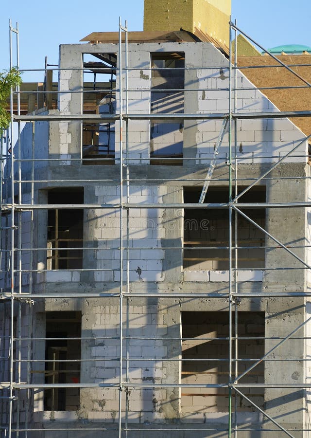 带建筑脚手架的未完工多层建筑 图库摄影