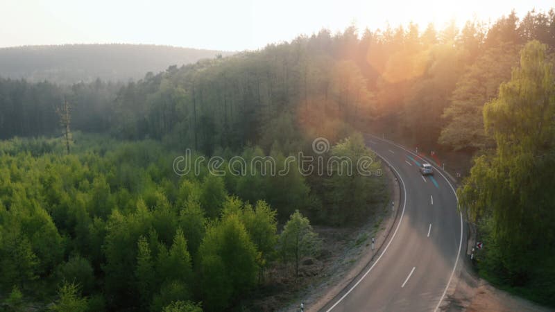 带技术辅助跟踪信息的森林高速公路上电动车行驶显示细节