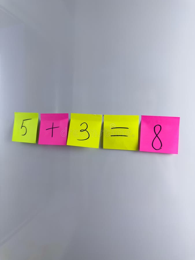 带数字的彩色卡，用于向幼儿传授代数操作 库存照片