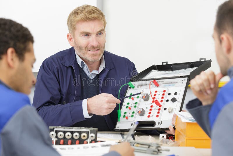 电气工程与检查员肖像 免版税库存照片