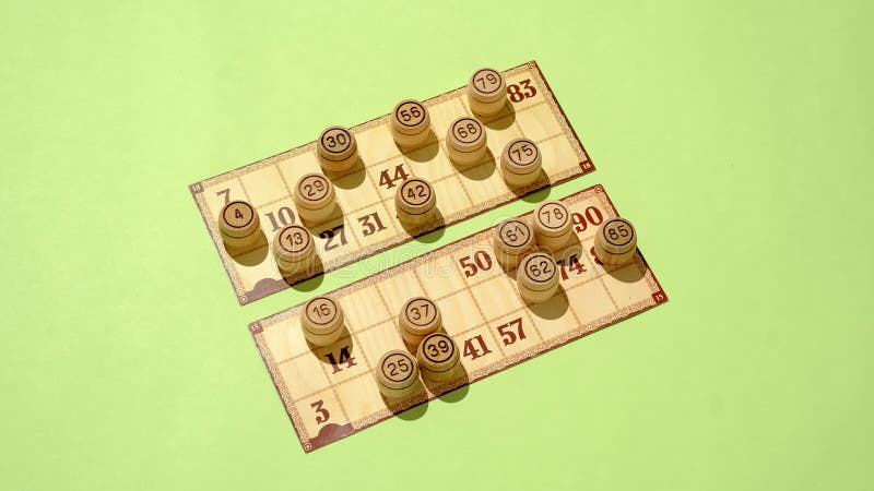 带绿色背景顶视图上数字的棋盘游戏玩具盒和卡片 向量例证