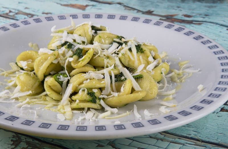 Orecchiette alle cime di rape` is one of the most popular and simple recipes from Apulia where the pasta is also called `strascinati`. Ingredients:
4 yellow peppers, 500 gr. of Apulian orecchiette, 1 kg. of turnip tops, 3 garlic cloves, 1 pickled anchovy red pepper or black pepper, 1/2 glass of extra virgin olive oil. Orecchiette alle cime di rape` is one of the most popular and simple recipes from Apulia where the pasta is also called `strascinati`. Ingredients:
4 yellow peppers, 500 gr. of Apulian orecchiette, 1 kg. of turnip tops, 3 garlic cloves, 1 pickled anchovy red pepper or black pepper, 1/2 glass of extra virgin olive oil.