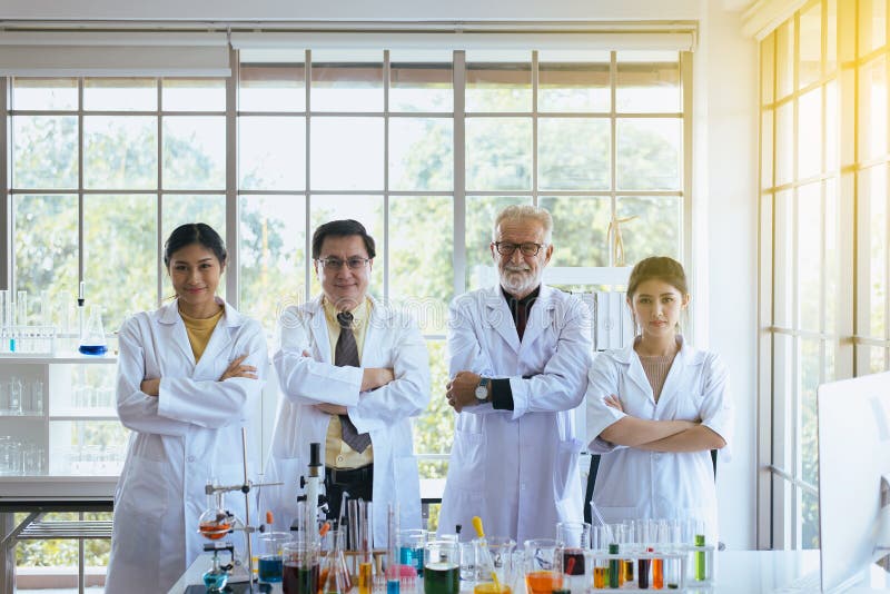 常设科学家和发怒胳膊,小组变化在实验室,成功和reserch工作的人配合 免版税图库摄影 常设科学家和发怒胳膊,小组变化在实验室,成功和reserch工作的人配合 免版税图库摄影