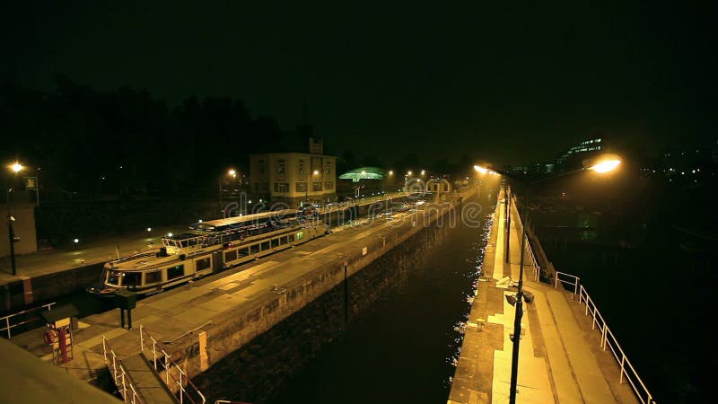 水平面在夜伏尔塔瓦河河，布拉格，捷克共和国