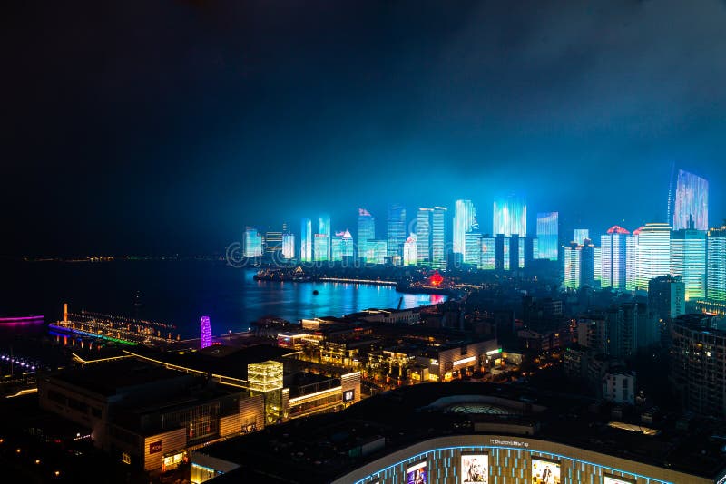 2018年6月-青岛,中国-为纳雷索夫山顶创造的青岛地平线新的lightshow 免版税库存图片 2018年6月-青岛,中国-为纳雷索夫山顶创造的青岛地平线新的lightshow 免版税库存图片