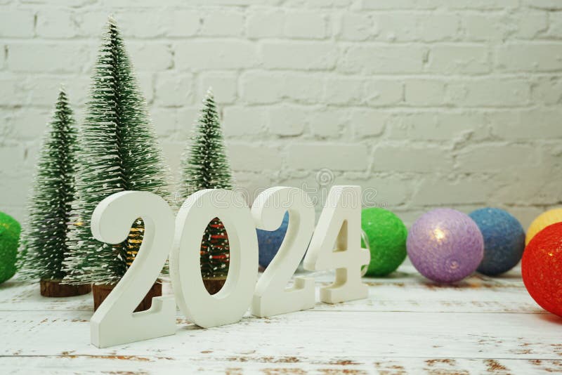 2024年新年快乐，白色砖墙背景中的圣诞树 库存照片. 图片 包括有 设计, 装饰, 要素, 不列塔尼的 210677488