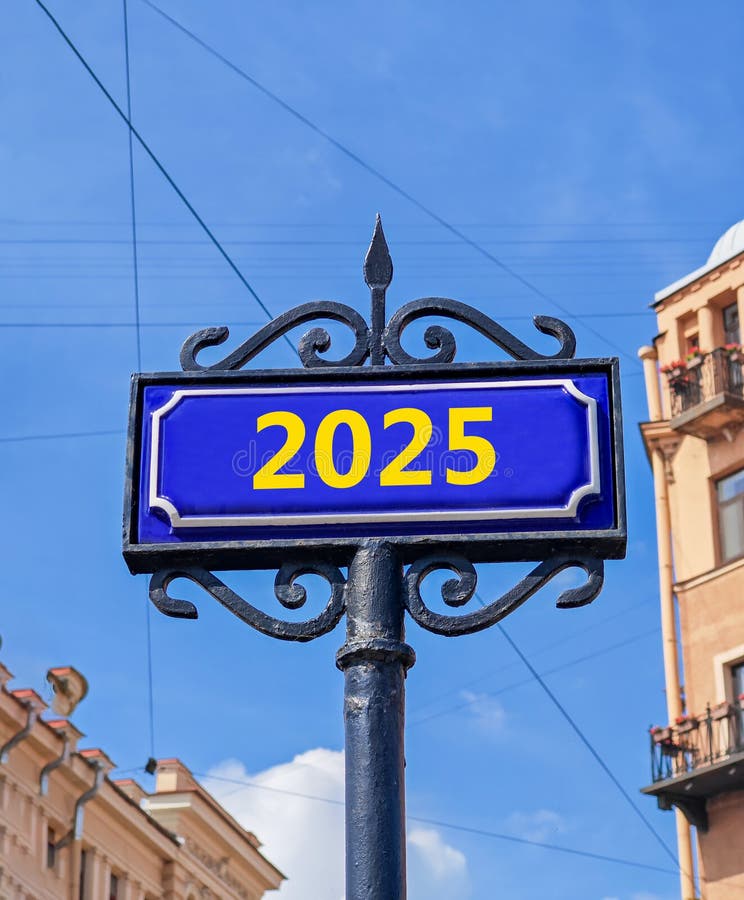 2025年新年标志的商业理念. 带2025号的美丽蓝色旧复古路牌. 美丽的蓝天和城市 免版税图库摄影