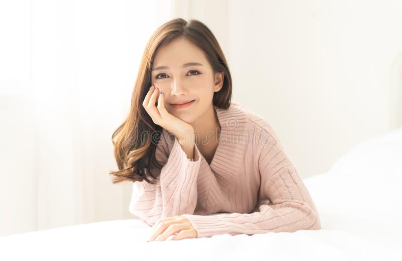 年轻亚洲妇女微笑友好和看照相机画象在客厅 妇女的面孔特写镜头 r 库存照片 年轻亚洲妇女微笑友好和看照相机画象在客厅 妇女的面孔特写镜头 r 库存照片