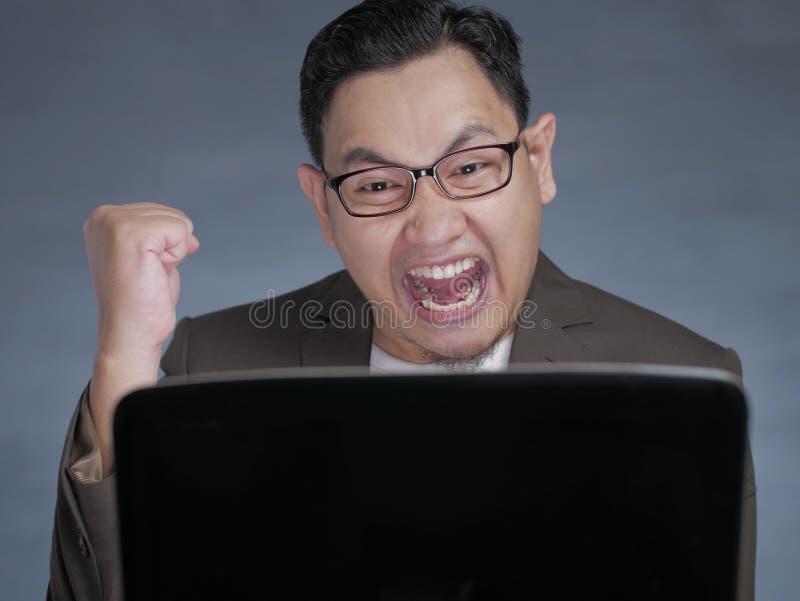 年轻商人看笔记本电脑 免版税图库摄影